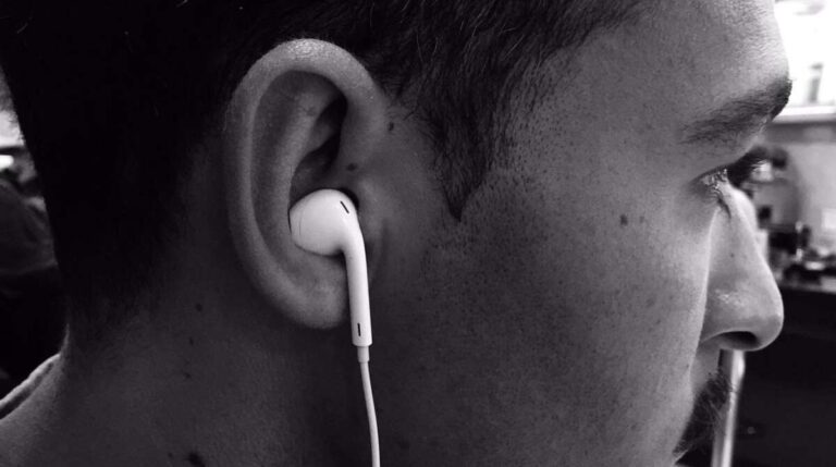 How To Wear Wired Earbuds