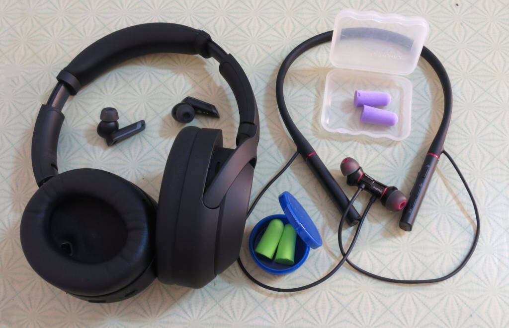 Are Noise Cancelling Earbuds As Good As Headphones